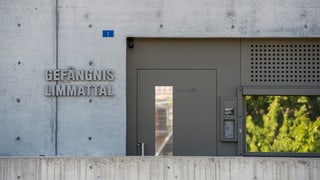 Eine Betonwand mit Stahltüre, darauf die Anschrift «Gefängnis Limmattal»