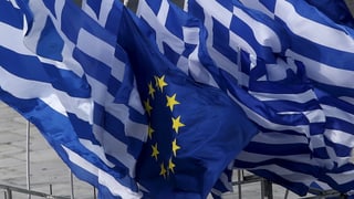 Griechenlandfahnen und in der Mitte eine EU-Flagge.
