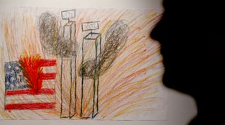 Kinderzeichnung vom brennenden World Trade Centre und einer amerikanische Flagge.