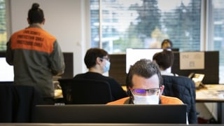 Büro, Menschen arbetien an Bildschirmen. Büro, Menschen arbetien an Bildschirmen.