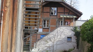 Haus aus roten Backsteinen.