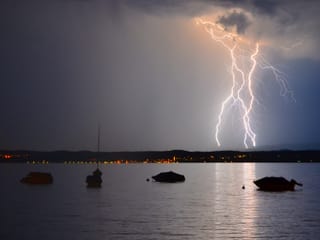 Blitze treffen auf Wasser bei Kesswil/TG