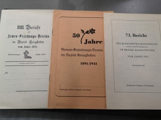 Alte Heftchen. Alte Heftchen.
