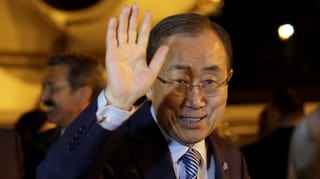 Ban Ki-Moon winkt Fotografen zu. 