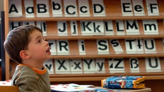 Schüler vor Alphabet.