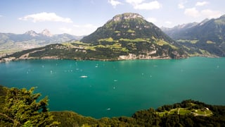 Aufnahme von Seelisberg aus in Richtung Fronalpstock mit Rütliwiese und Vierwaldstättersee.
