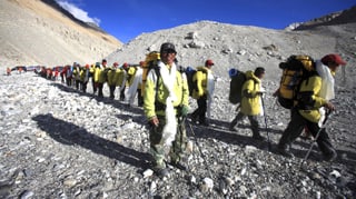 Menschenkaravanne auf den Mount Everest.