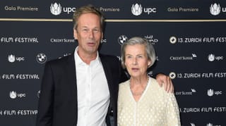 Ein Mann und eine ältere Frau lächeln in die Kamera Ein Mann und eine ältere Frau lächeln in die Kamera