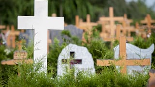 Kreuze auf einem Friedhof.