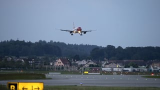 Flieger hebt an Flughafen Zürich ab
