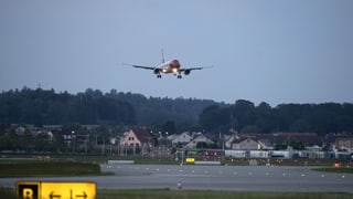 Flieger hebt an Flughafen Zürich ab Flieger hebt an Flughafen Zürich ab