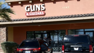 Ein Gewehre und Gitarren Laden in Nevada. 
