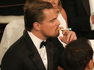 Leonardo DiCaprio mit E-Zigarette