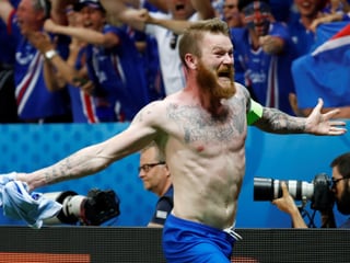 Island Spieler feiert den Sieg.
