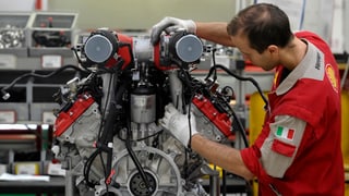 Arbeiter in italienischer Autofabrik.