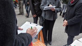 Szene eine Unterschriftensammlung für eine Volksinitiative.