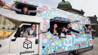 Die politbox-Redaktion posiert im politbox-Bus vor dem Bundeshaus in Bern.