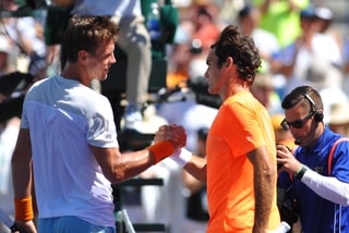 Tomas Berdych fordert Roger Federer reichen sich die Hand.