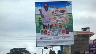 Eine afrikanische Plakatwerbung für Bier.