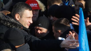 Oppositionsführer Vitali Klitschko inmitten vieler Menschen.