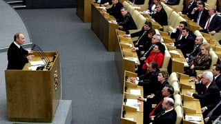 Putin spricht in der Duma vor den Abgeordneten.