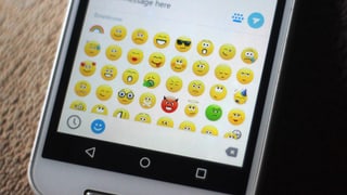 Ein Handy-Display mit Reihen von Emojis.