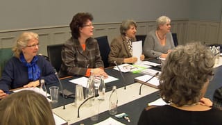 Mehrere Frauen sitzen bei einem Podium vor Mikrofonen, im Vordergrund Babette Sigg von der CVP Frauenpartei Mehrere Frauen sitzen bei einem Podium vor Mikrofonen, im Vordergrund Babette Sigg von der CVP Frauenpartei