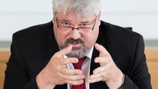 Mann mti weissen Haaren gesitkuliert wild. 