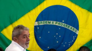 Lula da Silva vor der brasilianischen Flagge.