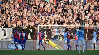 Die Aarauer schiessen auf das Goal der Basler