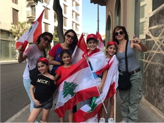 Eine ganze Familie mit libanesischen Fahnen