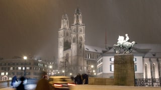Die Grossmünsterkirche in Zürich im Schneefall.