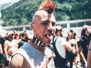 Festivalbesucher mit aufgestellten Haaren