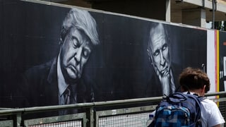 Trump und Putin als Wandmalerei.
