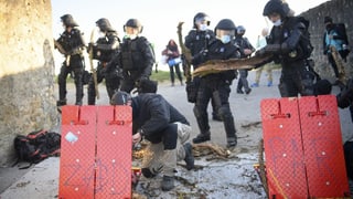 Polizisten beseitigen die Barrikaden. Polizisten beseitigen die Barrikaden.