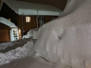 Nacht in einem Dorf mit viel Schnee