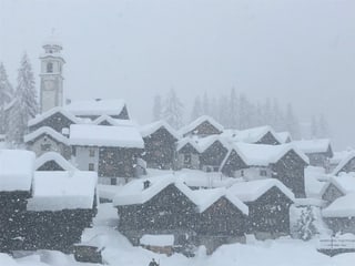 tief verschneites Dorf