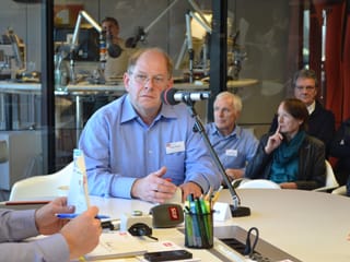 Hans Nikles hört aufmerksam zu als die nächste Frage gestellt wird.
