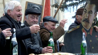 Senioren feiern mit einem Stalin-Plakat dessen Geburtstag.