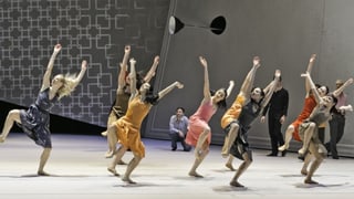 Tänzerinnen mit ausgreifenden Bewegungen erobern die mit schrägen Elementen gestaltete Bühne.