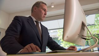 Mann im Anzug arbeitet am Computer. Mann im Anzug arbeitet am Computer.