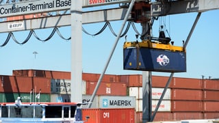 Ein Container wird im Rheinhafen Basel auf ein Schiff verladen