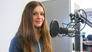 Ein Porträt der jungen Frau im Studio