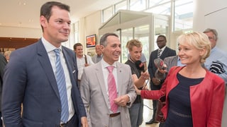 FDP-Politiker Pierre Maudet, Ignazio Cassis und Isabelle Moret bei einem Gespräch.