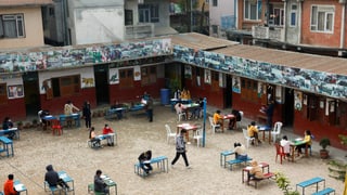 Schüler an einer Schule in Nepal halten die Abstandsregel ein