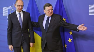 Arsenij Jazenjuk und Manuel Barroso vor blauem Hintergrund.