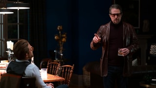 Fletcher unterhält sich mit Raymond in dessen Haus. Fletcher unterhält sich mit Raymond in dessen Haus.