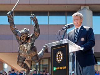 Dankesrede eines lächelnden Bobby Orr. Dankesrede eines lächelnden Bobby Orr.