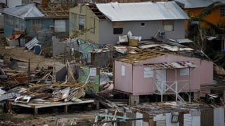Offensichtlich ärmliche Häuser, die völlig zerstört sind.