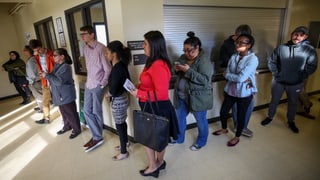 Frauen stehen bei den Vorwahlen in Houston Schlange